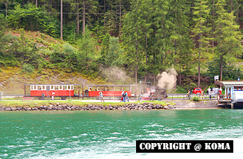 湖から見た蒸気機関車の写真