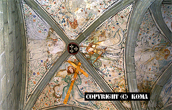 身廊の円天井の美しい絵画の写真
