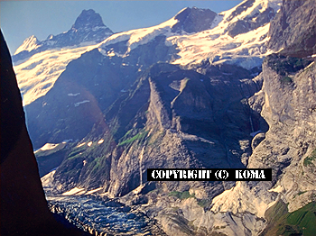 上グリンデルワルト氷河とクラインシュレックホルンの写真