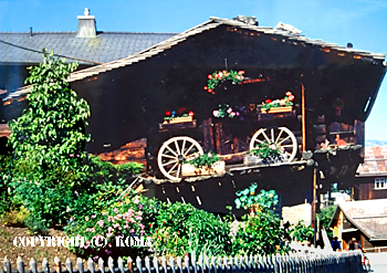 ミューレンの花飾りの美しい民家の写真
