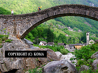ヴェルザスカの谷のローマ橋（めがね橋）の写真