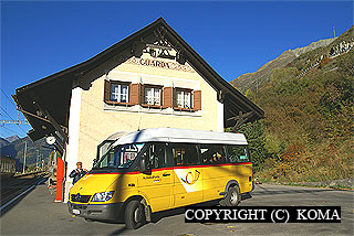 グアルダ駅とバスの写真