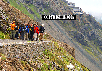 パステルッェ氷河を眺める観光客の写真